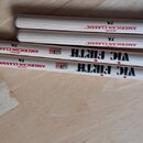 Tři párky dřevěných bubeníckých paliček z materiálu HICKORY v přírodní barvě. Na paličkách jsou červené a černé nápisy AMERICAN CLASSIC, 7A a značka…