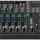 Černý mixovací pult s nápisem 802VLZ4. Zařízení obsahuje několik vstupních kanálů s potenciometry pro GAIN, EQ (HIGH, MID, LOW), PAN a LEVEL, dále AU…