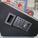 Černý aktivní stage monitor s texturovaným povrchem. Na zadním panelu je vidět ovládací sekce s konektory, potenciometry a nápisem J212MA. Vedle ovlá…