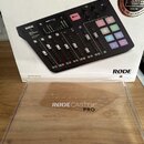 Fotografie zobrazuje krabici s produktem RØDECASTER PRO. Na obalu je zobrazen černý zvukový mixér s posuvníky, tlačítky a displeji; v levém horním ro…