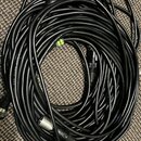 Černý svitkový kabel s konektory XLR na obou koncích. Na povrchu kabelu je bílý nápis LOW NOISE CABLE. Kabel vykazuje běžné známky používání a je slo…