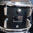 Černý buben s chromovaným obručováním a lugy. Na korpusu je kovový štítek s nápisy SONOR, Made in Germany a FULL VIBRATING SOUND SHELL. Povrch korpus…