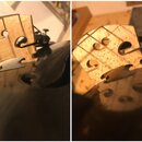 Dvě fotografie detailu dřevěného kobylky na smyčcovém nástroji s tmavým, lesklým povrchem. Kobylka je světlé barvy s vyřezanými otvory a ornamenty. P…
