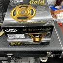 Krabice s reproduktorem značky CELESTION, model G10 Gold. Na obalu jsou nápisy „40-Watt Alnico Guitar Loudspeaker“ a slogan „The Voice of Rock & Roll…