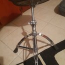 Chromovaný bubeníckýstolek s černým sedadlem. Na spodní části mechanismu pod šroubem je viditelný nápis MARPA. Povrch chromovaných částí vykazuje mír…