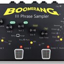 Černý efekt pedál s nápisem BOOMERANG III Phrase Sampler. Zařízení má čtyři šlapadla, několik ovládacích knoflíků a řadu kontrolních LED diod. Na pan…