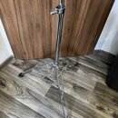 Stříbrný kovový mikrofonní stojan s trojnožkou a gumovými koncovkami. Stojan má v horní části teleskopický mechanismus s utahovacím šroubem. Povrch j…