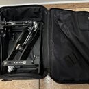 Černý bubenový pedál umístěný v černé přepravní tašce. Na kovové části je bílý nápis MAPEX a vedle něj označení 900. Povrch nástroje vykazuje mírné z…
