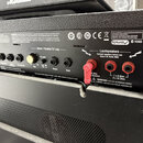 Zadní panel černého kytarového komba značky Marshall. Jsou zde vidět konektory pro FX Loop s popisky Serial / Parallel FX Loop, FX Level, Mix, Return…