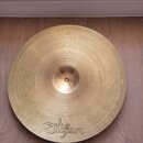 Kruhový mosazný činel s jemným koncentrickým rýhováním po celém povrchu. V dolní části je vyryto logo Zildjian. Povrch je v čistém stavu bez viditeln…