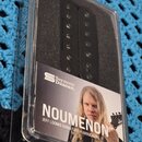 Dva černé humbuckery v originálním plastovém obalu s pěnovou vložkou. Na obalovém papíru je nápis Seymour Duncan, NOUMENON a JEFF LOOMIS SIGNATURE HU…