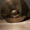 Kovový činel zlatavé barvy s výrazným kováníem v podobě důlků po celém povrchu. V horní části je vidět logo Zildjian a nápis Custom. Povrch vykazuje…