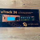 Krabice s audio rozhraním uTrack 24 od značky cymatic audio. Na obalu je nápis „uTrack 24“, „24 Channel Multi-Track Recorder/Player“ a „24-in / 24-ou…