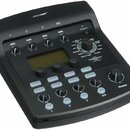 Černý mixážní pult s nápisem BOSE na horní hraně a označením TONEMATCH audio engine v pravé části. Zařízení obsahuje digitální displej, několik ovlád…