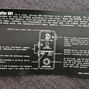 Fotografie zachycuje černý návod k přístroji s bílým textem a schéma zapojení. Na schématu je zobrazen pedál s nápisy BUFFER ABY a SONICAKE. Text obs…