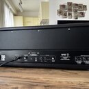 Zadní strana kytarového komba v černém provedení s texturovaným povrchem. Na spodním panelu jsou nápisy ENGL, 100 W All-Tube Guitar Amp Head, Made in…