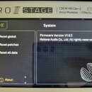 Detailní záběr na displej efektového procesoru s nápisy PERO II STAGE, CDCM HD Gen 2 a Tri-Core DSP Amp Modeler / Effects Processor. Na obrazovce je…