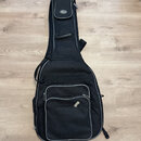 Černý poloměký pouzdro (gig bag) na hudební nástroj s šedým lemováním. V horní části je umístěna kapsa s oválným logem nápisem "Damco". Pouzdro má ně…