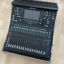 Digitální mixážní pult Allen & Heath SQ-5 v černém provedení, umístěný v transportním flightcase. Na horním panelu je centrální displej, ovládací kno…