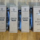 Fotografie zobrazuje pět krabic a pět modulů značky erica synths z řady pico. Zleva doprava jsou moduly a jejich krabice s nápisy: VCF3, QUANT, VCA2,…