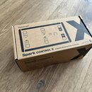 Kartonová krabice s černým potiskem. Na horní a boční straně je uveden název Positive Grid Spark CONTROL X 6-Switch Wireless Foot Controller. V pravé…