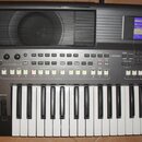 Černý digitální klavír značky YAMAHA s bílými a černými klávesami. Horní panel obsahuje displej, mřížku reproduktoru a množství ovládacích tlačítek s…