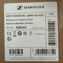Fotografie etikety na krabici od produktu s nápisy SENNHEISER a HSP ESSENTIAL OMNI-BLACK. Je zde uveden popis Headset microphone, black / Headset-Mik…