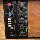 Fotografie zachycuje dva rackové studiové moduly. Levý modul nese značku Neve a nápisy I/P GAIN, MIC LINE DI, +48V, LIFT a FR I/P; v dolní části jsou…