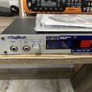 Stříbrný rackový procesor s černým horním krytem. Na předním panelu jsou nápisy Digitech, GSP1101 Guitar Preamp / Processor a Edit/Select Push. Zaříz…