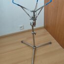 Stojan na činely z chromovaného kovu s trojnožkou a gumovými koncovkami. Horní část tvoří tři ramena s modrými ochrannými gumovými návleky. Na konstr…