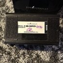 Fotografie zachycuje spodní část černého efektpedálu s bílým štítkem. Na štítku je logo DSM HUMBOLDT ELECTRONICS, nápis SERIAL #: SB-SEP21- 2140, pod…