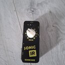 Černý kytarový pedál s nápisy SONIC IR a SONICAKE v žluté barvě. Na horní části je bílý otočný ovladač, nápis VOL a označení DC 9V u napájecího konek…