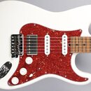 Bílá elektrická kytara s červeným pickguardem s texturou tortoise. Nástroj má jednu humbucker pickup v pozici u kobylníku a dva jednoduché pickupy s…