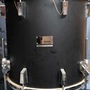 Černý buben s chromovanými obručemi a lugy. Uprostřed korpusu je kovový štítek s nápisy SONOR, Made in Germany a FULL VIBRATING SOUND SHELL. Povrch k…