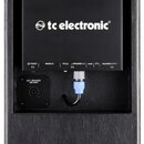 Zadní strana černého kytarového komba s texturovaným povrchem. Na zadním panelu je umístěn černý modul se značkou tc electronic a nápisy POWER, MAINS…