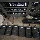 Sada bezdrátových mikrofonů tvořená třemi rackovými přijímači, osměmi vysílačů a dvěma dynamickými mikrofony. Na předním panelu přijímačů jsou digitá…