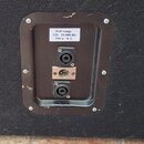 Detail zadní strany černého reproduktorového boxu s ovládacím panelem. Na bílém štítku je nápis Full range 120 - 20 000 Hz 350 w / 8 Ω. Panel obsahuj…