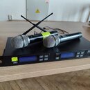 Černý bezdrátový mikrofonní systém s přijímačem v rackovém provedení a dvěma bezdrátovými mikrofony. Na přijímači je nápis "free solo Tech-DDS 3000 M…