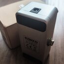 Stříbrný kytarový pedál v kovovém šasi s černým horním panelem. Na přední straně je štítek s nápisy KOKKO, www.iffanger.com, AC ADAPTER DC 9V a značk…