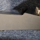 Černý kytarový efekt pedál v plastovém nebo kovovém šasi s hranatým tvarem. Horní plocha je mírně skloněná a obsahuje několik ovládacích knoflíků a s…
