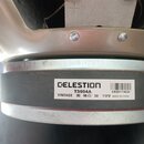 Detail zadní části reproduktoru s kovovým rámem a magnetem. Na magnetu je bílá nálepka s nápisy CELESTION, T3904A, VINTAGE 30 16 Ω 50 11FV a MADE IN…