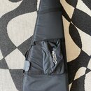 Černý textilní obal na kytaru s přívěsnou kapsou. Na kapse je bílý nápis Sterling by Music Man. Povrch materiálu je hladký a v dobrém stavu.