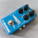 Modrý efekt pedál s nápisy FLASHBACK DELAY AND LOOPER a tc electronic. Na horní straně jsou čtyři černé oválné ovládací knoflíky a přepínače s popisk…