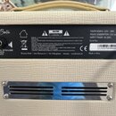 Zadní strana kytarového komba značky Harley Benton v krémovém provedení. Na černém zadním panelu je umístěn konektor s nápisem EXTERNAL SPEAKER IMPED…