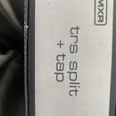Fotografie zachycuje detail krabice s nápisy. Na bílém štítku je v horním rohu logo MXR a uprostřed text trs split + tap. Krabice je černá, s viditel…