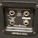 Detail zadní strany reproduktorové bedny s nápisem MUSICAL INSTRUMENT SPEAKER ENCLOSURE a označením 4X12 4FB. Na černém panelu jsou čtyři konektory s…