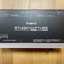 Černý audio rozhraní Roland STUDIO-CAPTURE. Na předním panelu je nápis ANALOG 16x8 DIGITAL 2x2, USB 2.0 a 16 IN/10 OUT 24-bit 192 kHz. Horní část obs…