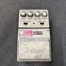 Stříbrný efekt pedál s nápisy CF7 CHORUS/FLANGER a logem Ibanez na spodním spínacím tlačítku. Horní panel obsahuje čtyři bílé otočné oválkové knoflík…