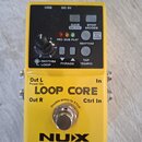 Žlutý efekt pedál s černým ovládacím panelem. Na panelu jsou nápisy USB, DC 9V, SAVE DELETE, STOP MODES, Hold For TYPE, REC DUB PLAY, RHYTHM, RHYTHM…