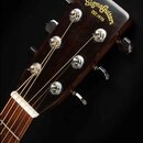 Detail hlavy akustické kytary z tmavého dřeva s nápisem SigmaGuitars a pod ním EST. 1970. Na hlavě jsou vidět šest kovových ladiček a bílá matice. Po…